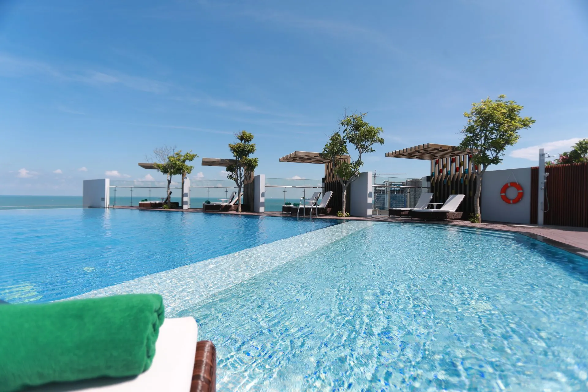 Bể bơi vô cực hướng biển của Khách sạn ibis Styles Vũng Tàu