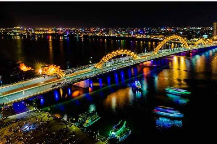 Cầu Rồng, biểu tượng nổi bật của thành phố khi đi du lịch tự túc Đà Nẵng.