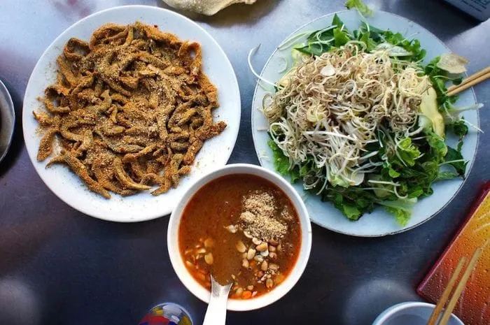 Đặc sản gỏi cá Nam Ô trứ danh, món ăn tươi sống độc đáo.