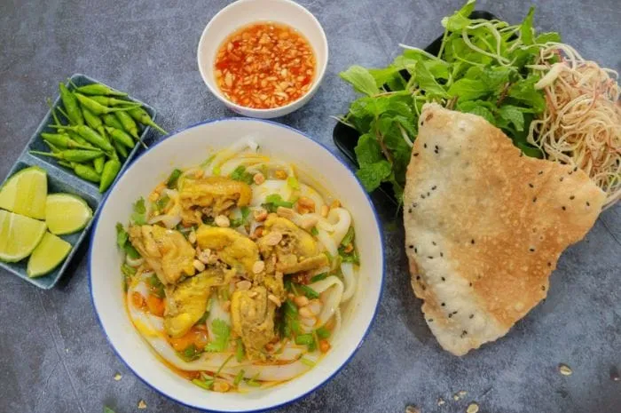 Món Mì Quảng đặc trưng, không thể thiếu trong cẩm nang ẩm thực Đà Nẵng tự túc.