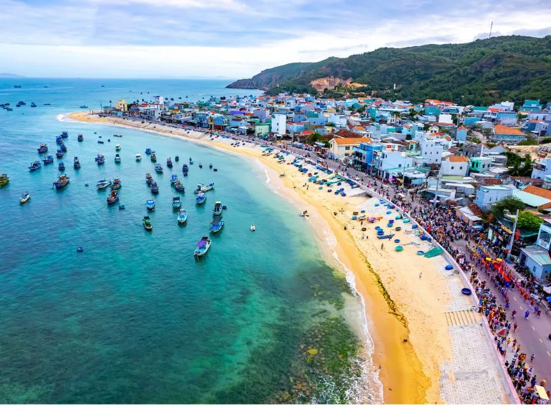 Làng chài Nhơn Hải được thiên nhiên ưu ái ban tặng cho vẻ đẹp hữu tình, dung dị