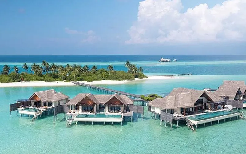 Hòn đảo san hô và resort trên biển, minh họa vị trí địa lý của du lịch Maldives ở nước nào.