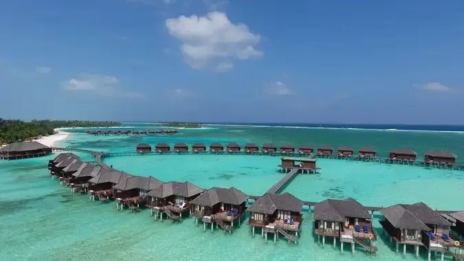 Bãi biển tuyệt đẹp trên đảo dân sinh Maafushi ở Maldives, cung cấp lựa chọn lưu trú bình dân.