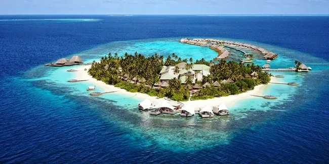 Toàn cảnh quần đảo Maldives từ trên cao, thể hiện sự phân bố của các đảo san hô thuộc Cộng hòa Maldives.