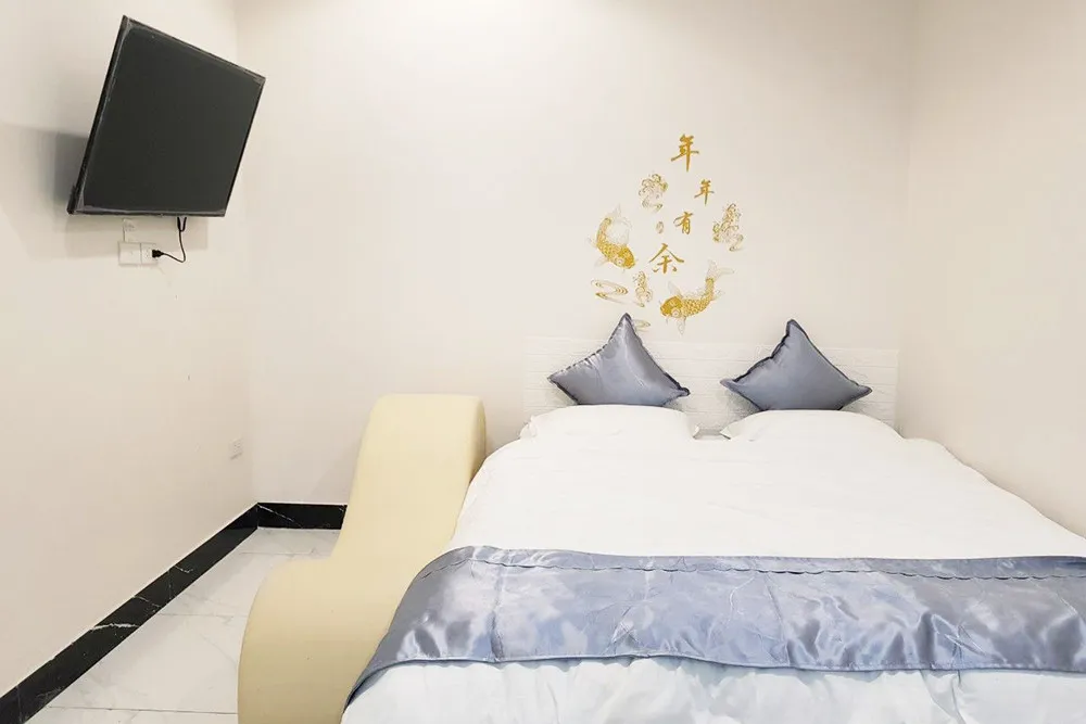 Không gian phòng nghỉ 689 Motel tông màu trắng đơn giản và sạch sẽ