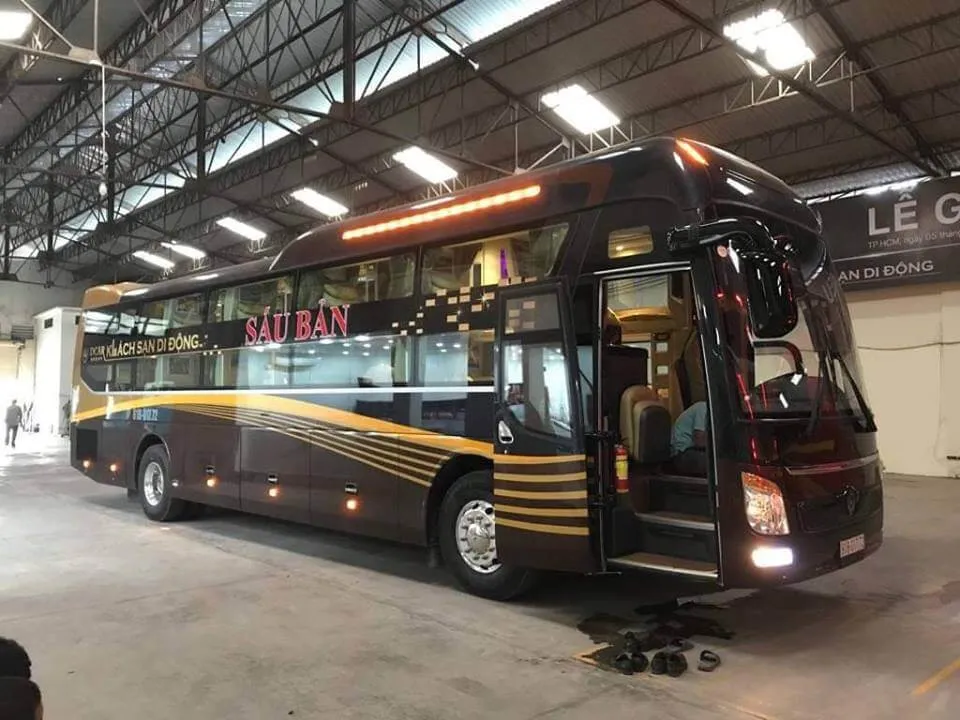 Nhà xe Sáu Bản đậu tại sân đỗ phục vụ hành khách Bến xe An Sương