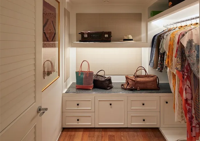 Khu vực tủ đồ và phòng thay trang phục tiện lợi (Walk-in Closet) trong phòng Suite