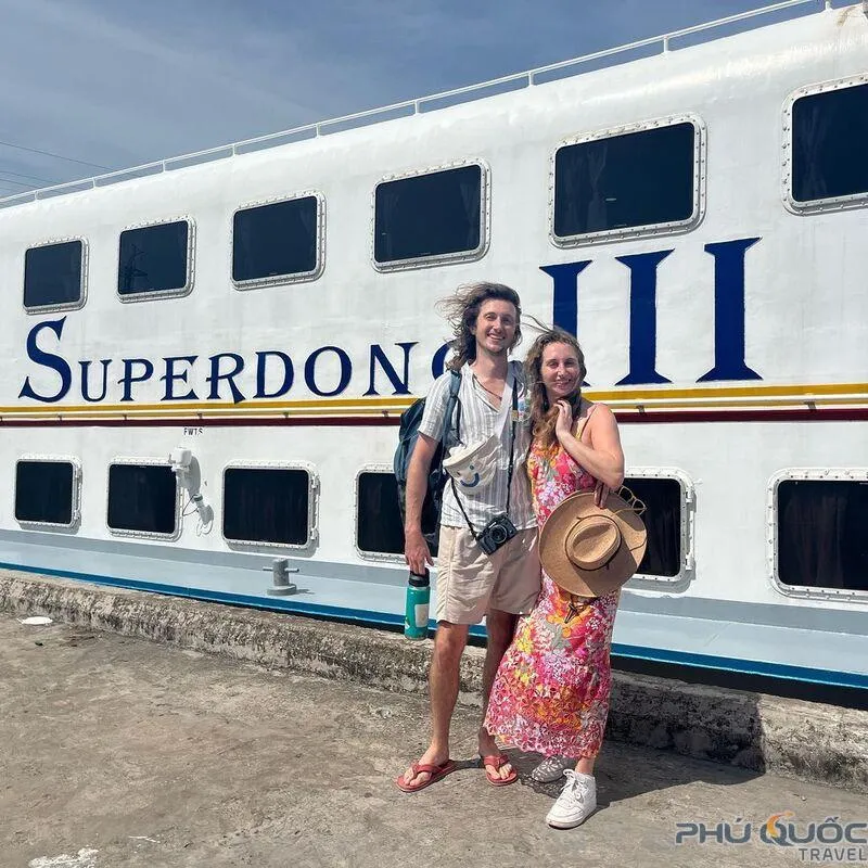 Review Phú Quốc Tự Túc 6 Ngày 5 Đêm: Hướng Dẫn Chi Tiết Từ A Đến Z Cho Người Mới Du khách sử dụng tàu cao tốc để di chuyển đến đảo Phú Quốc