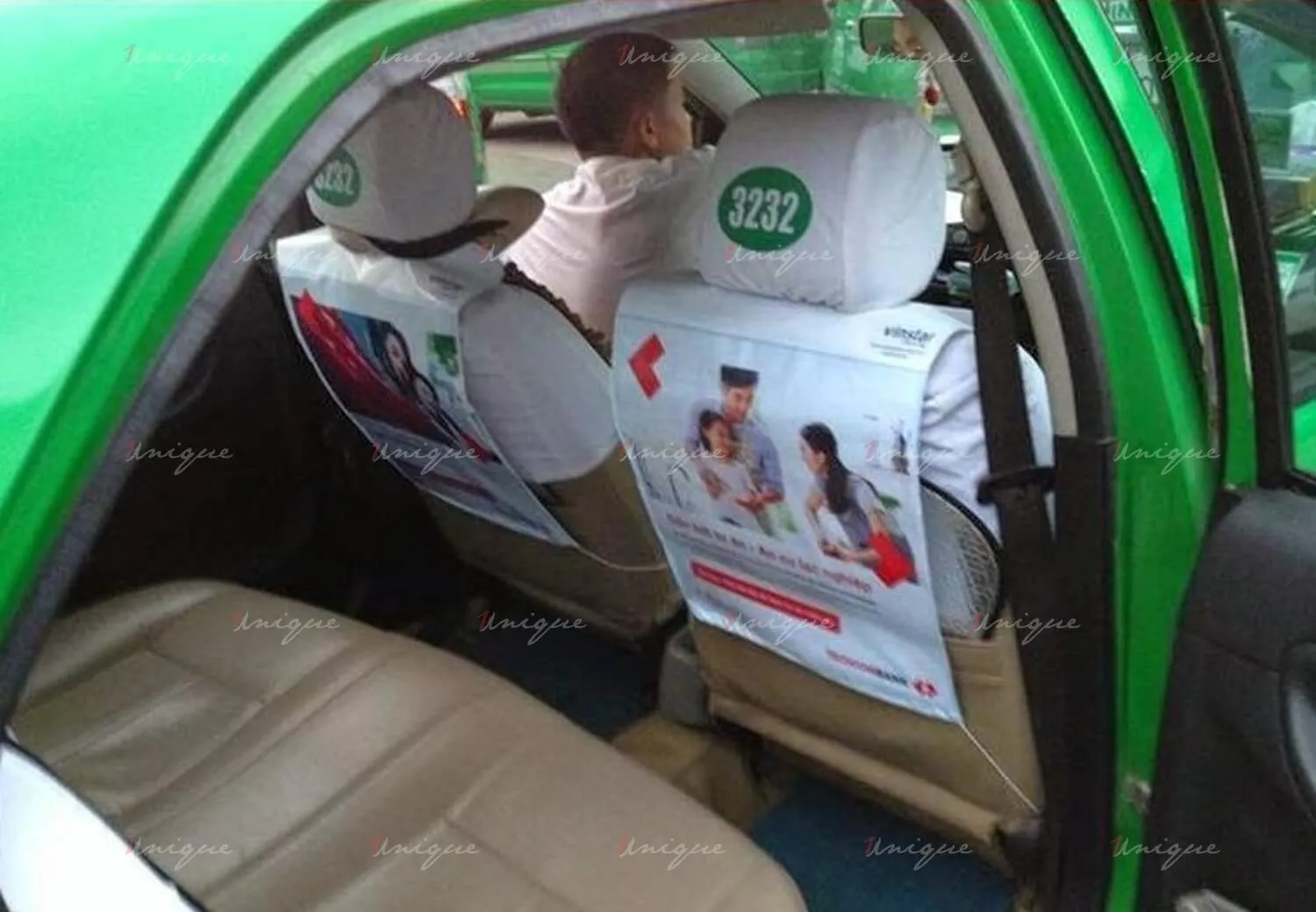 Túi treo poster và tờ rơi quảng cáo trên lưng ghế xe taxi Mai Linh