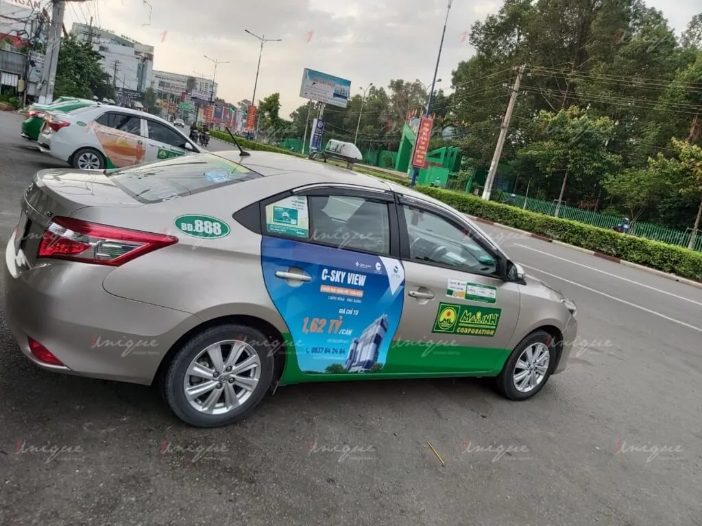 Hình thức dán decal quảng cáo trên hai cánh cửa sau xe taxi Mai Linh