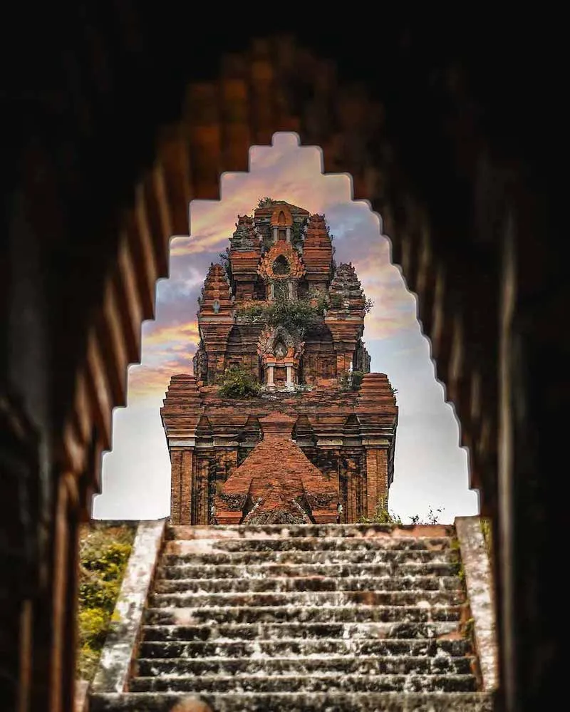 Tháp Bánh Ít là điểm du lịch Quy Nhơn thu hút sự chú ý của những ai muốn khám phá nền văn hóa Chămpa rực rỡ