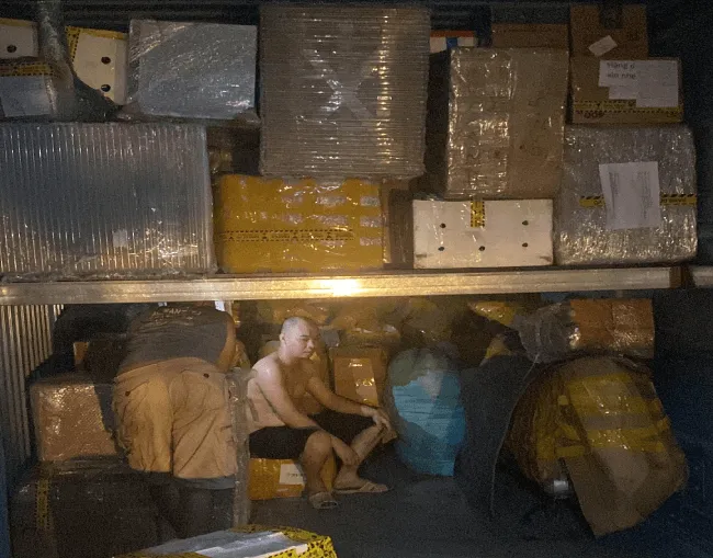 Bố trí và xếp dỡ hàng hóa cẩn thận trên các xe khách đường dài liên tỉnh.