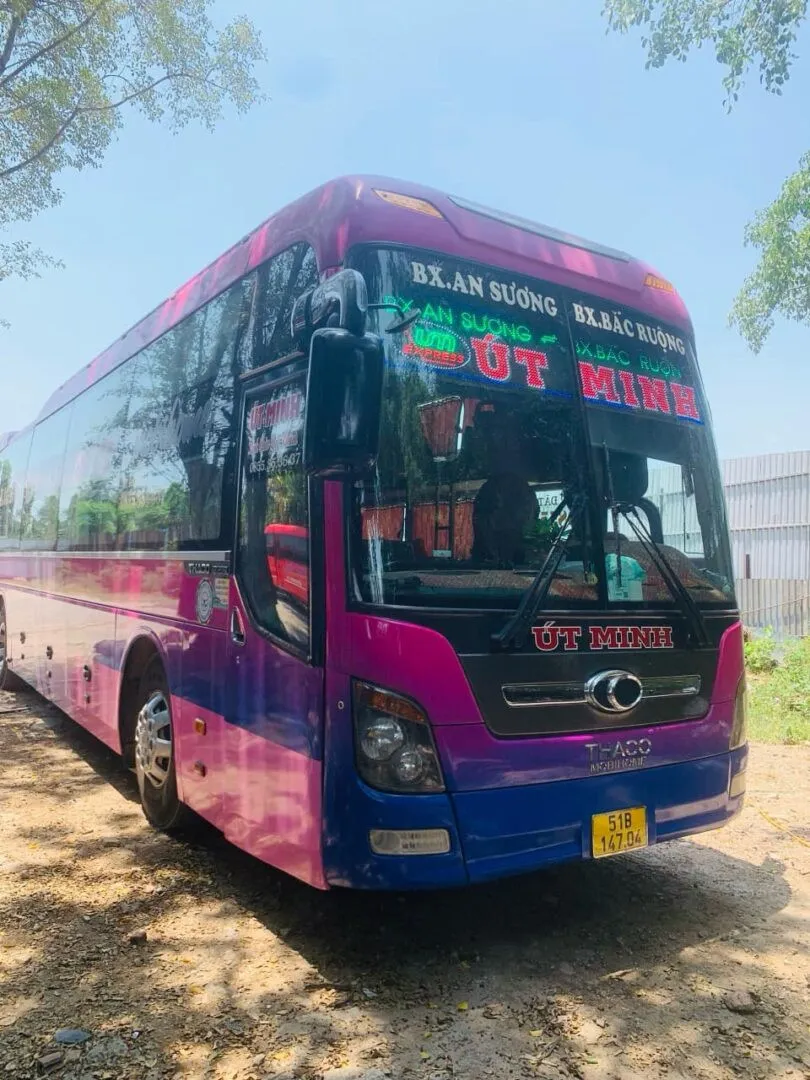 Xe Út Minh đón khách tại sân đỗ Bến xe An Sương Quận 12