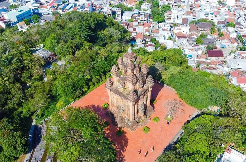 Tháp Nhạn - công trình Chăm Pa cổ kính trên núi Nhạn