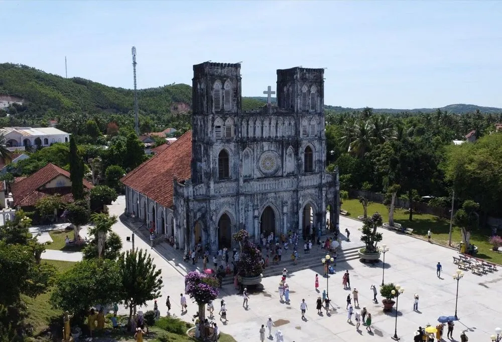 Nhà thờ Mằng Lăng với kiến trúc Gothic cổ kính, rêu phong