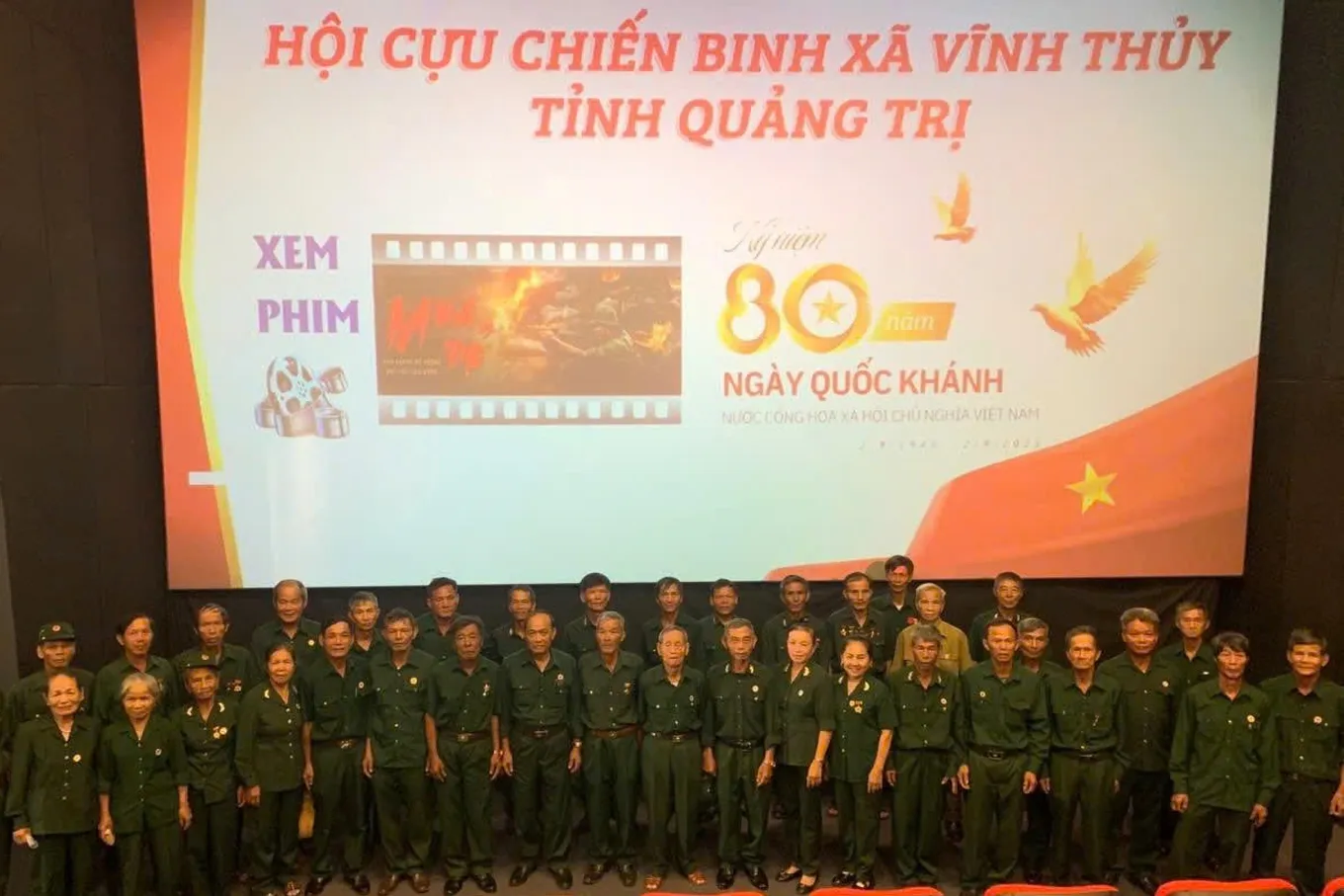 Cựu chiến binh xã Vĩnh Thủy tại rạp chiếu phim để xem phim Mưa Đỏ