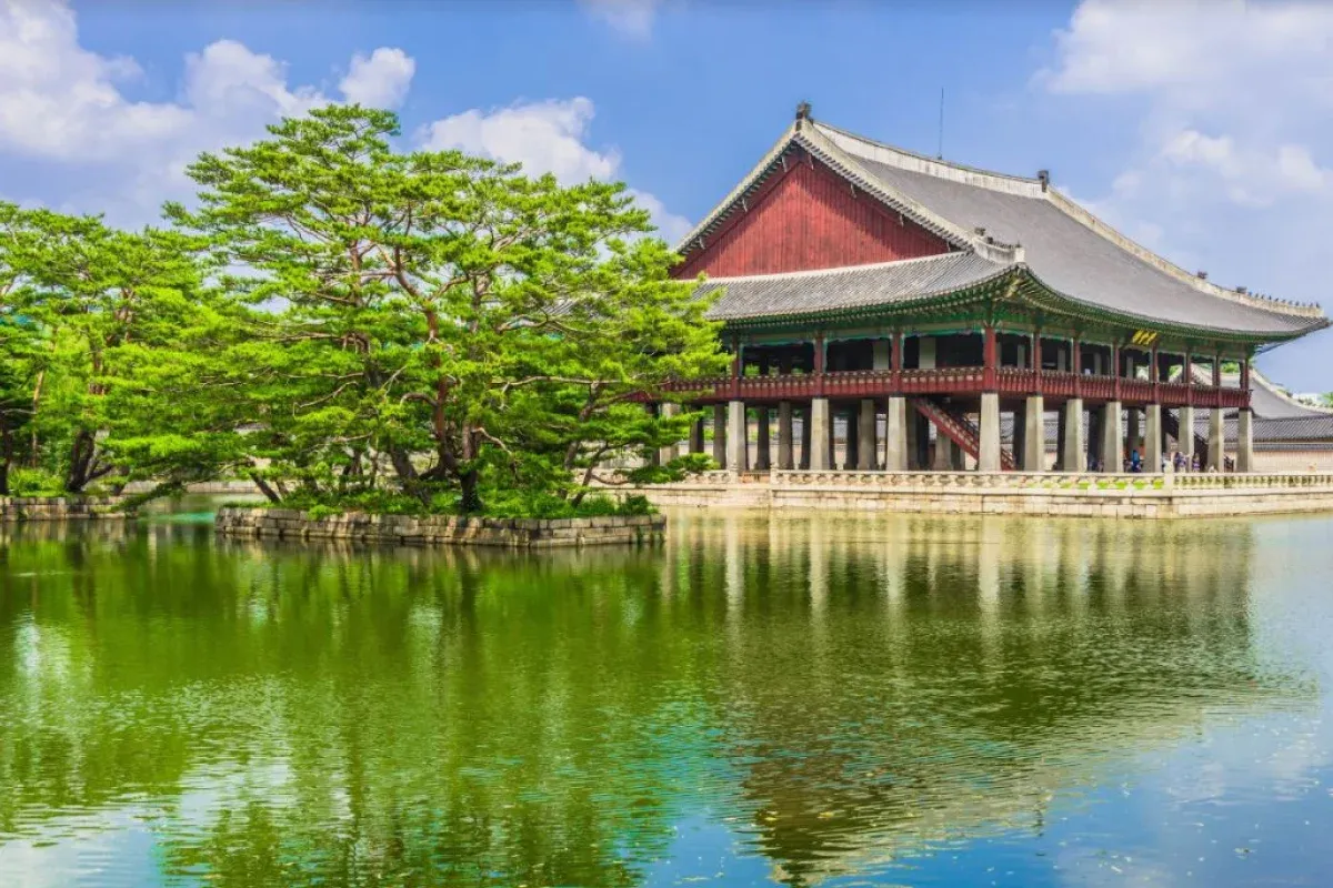 Gyeongbokgung là một trong những địa điểm lịch sử uy nghi và quan trọng nhất khi đi hàn tự túc