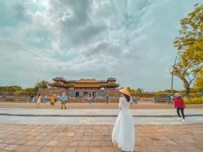 Kinh Nghiệm Đi Du Lịch Huế Tự Túc Từ A Đến Z Chi Tiết Nhất Thời điểm lý tưởng để đi du lịch Huế tự túc với tiết trời mát mẻ