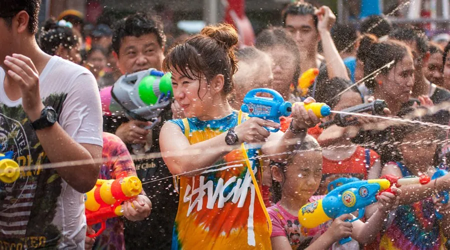 Lễ hội té nước Songkran sôi động tại Chiang Mai