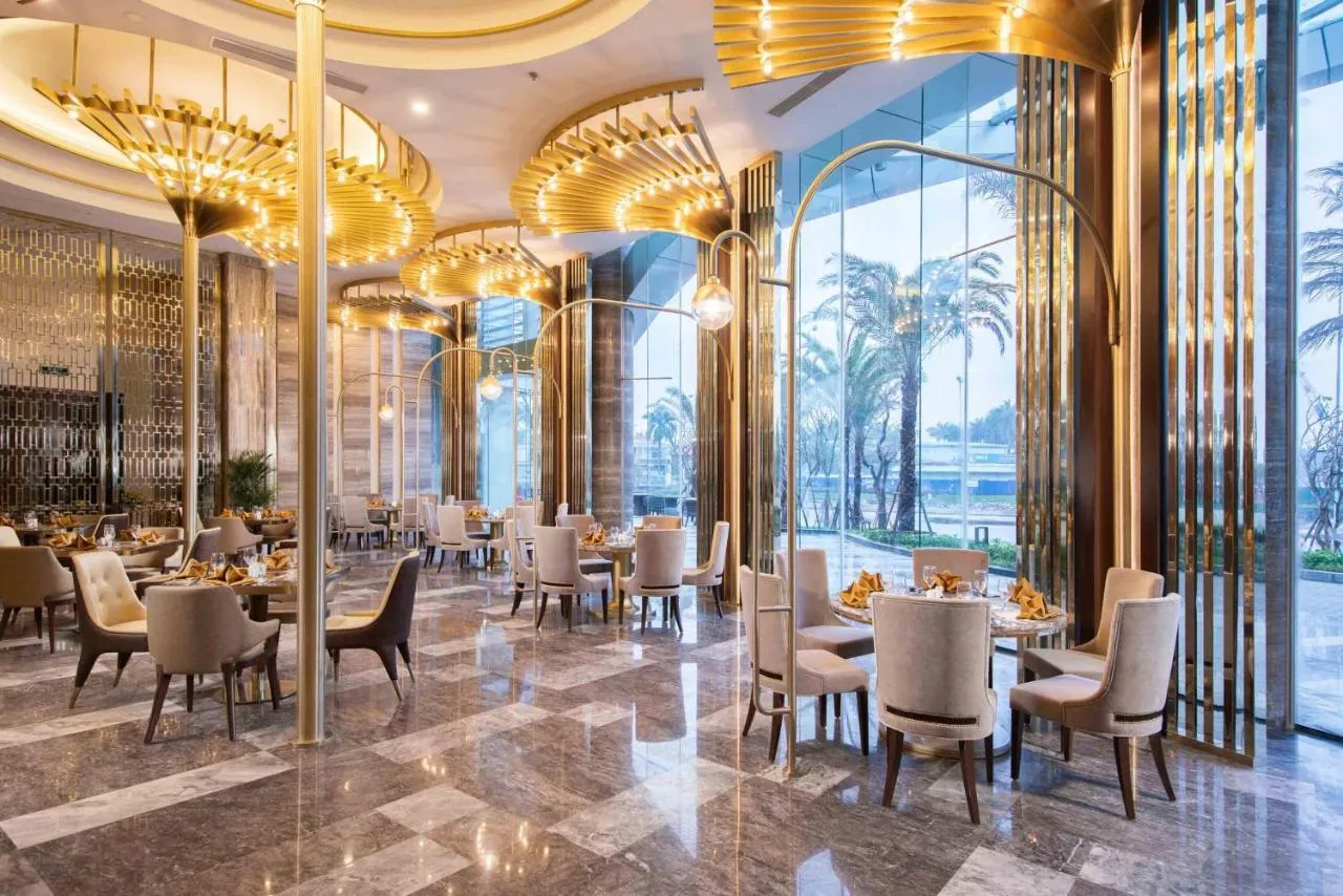 Tại trung tâm thành phố có rất nhiều khách sạn/homestay với nhiều mức giá khác nhau mà bạn có thể cân nhắc lựa chọn