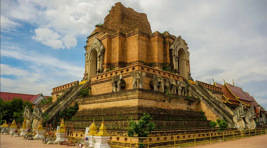 Bảo tháp đồ sộ của Wat Chedi Luang khi du lịch tự túc Chiang Mai