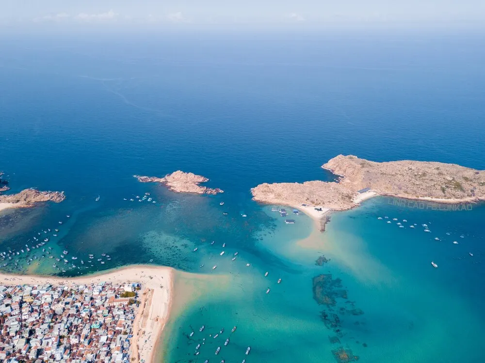 Toàn cảnh Hòn Khô với bãi biển cát trắng và nước biển trong xanh lý tưởng để lặn san hô