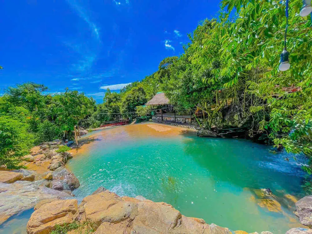 Hồ nước xanh ngắt Tuyệt Tình Cốc Quy Nhơn nằm giữa những vách đá hùng vĩ