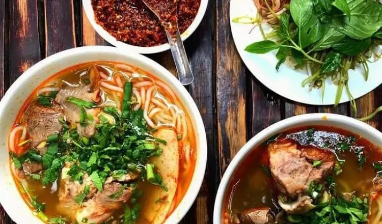 Ẩm Thực Cố Đô: Danh Sách Món Ăn Ngon Ở Huế Tuyệt Vời Nhất Tô Bún Bò Huế thơm ngon, đậm đà với thịt bò, giò heo và nước dùng nóng hổi