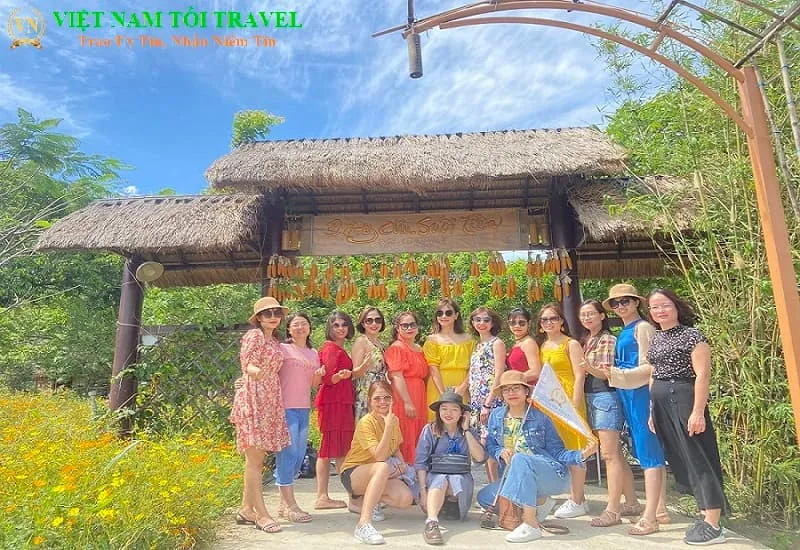 Các chị khách đáng yêu của Việt Nam Tôi Travel check tại cổng vào Đồng Cừu Suối Tiên, điểm đến cuối tour Vĩnh Hy 2 ngày 1 đêm