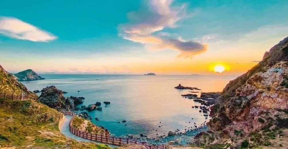 Toàn cảnh Eo Gió với con đường men theo vách đá và bãi biển Kỳ Co