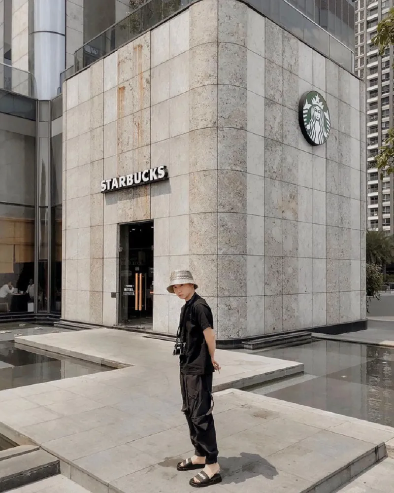 Chụp ảnh check-in bên ngoài Starbuck Landmark 81