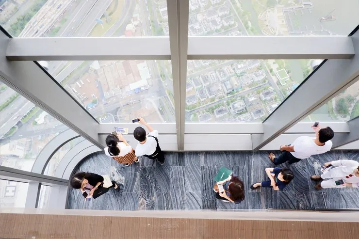 Du khách thích thú ngắm cảnh từ đài quan sát Landmark 81 Skyview