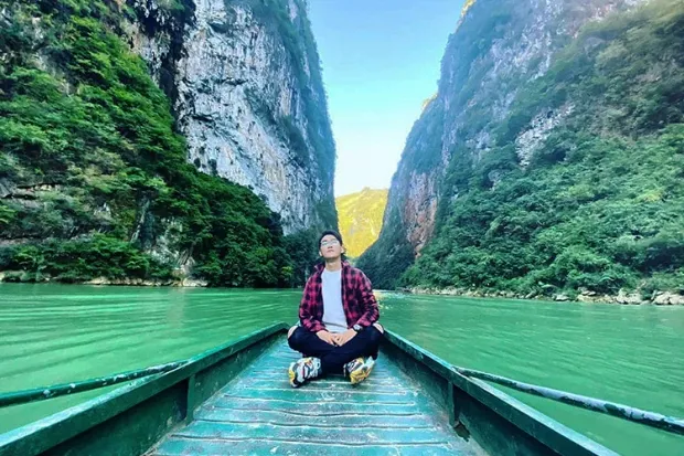Ngồi thuyền trên sông Nho Quế để khám phá hẻm Tu Sản là hoạt động không thể bỏ lỡ