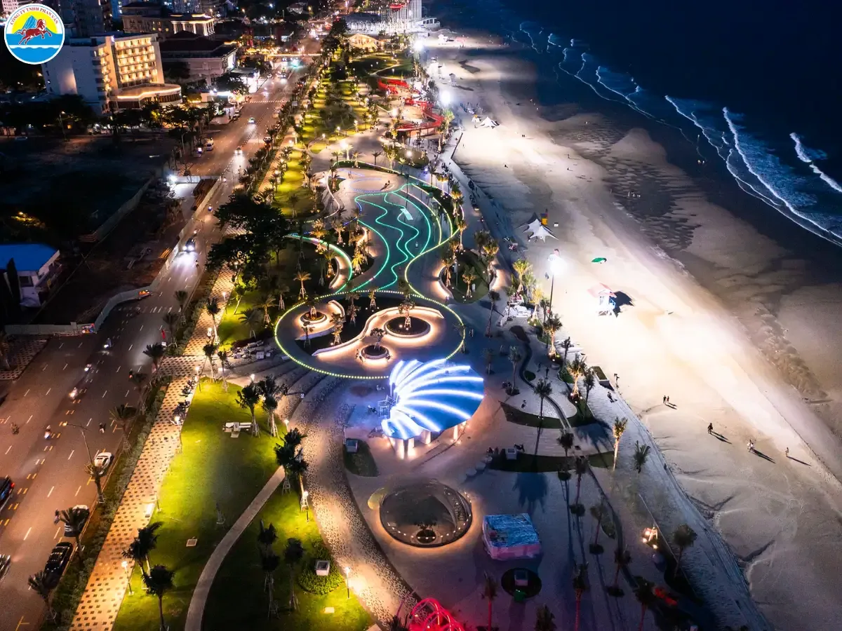 Bãi Sau Vũng Tàu rực rỡ ánh đèn lúc đêm khuya lãng mạn